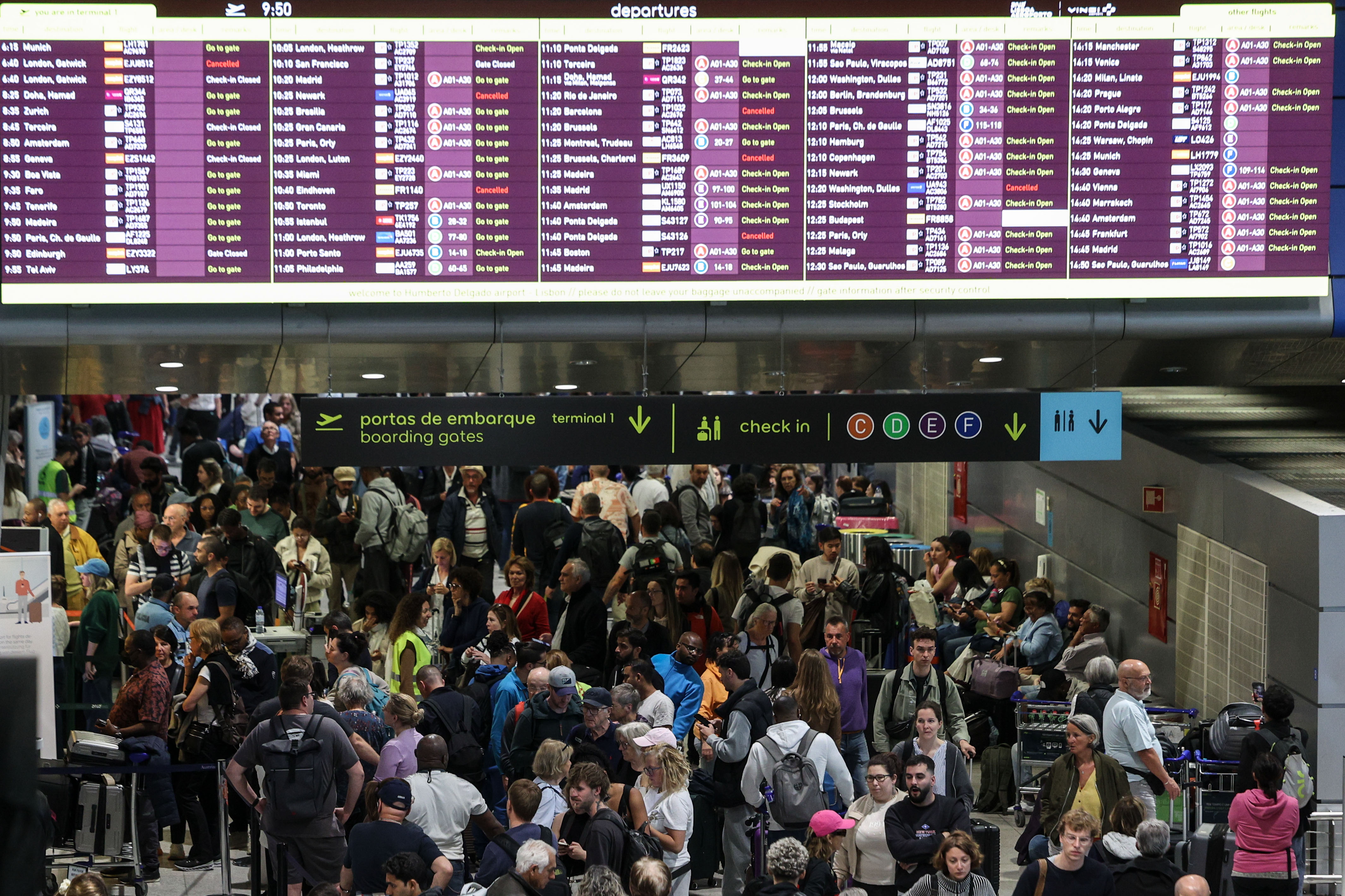 Passengers at Lisbon airport after a blackout.